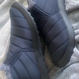 I am selling a brand new pair of snow/rain boots size 43 /10.5 us color is blue
